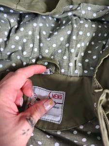 Mädchen Khakifarbene Regenjacke mit Kapuze und Knopfleiste – Größe 140 – Grün — Bild 6 von 6 anzeigen