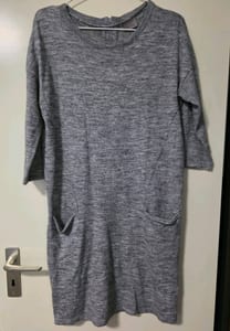 Vero Moda Damen Strickkleid – Größe M – Grau