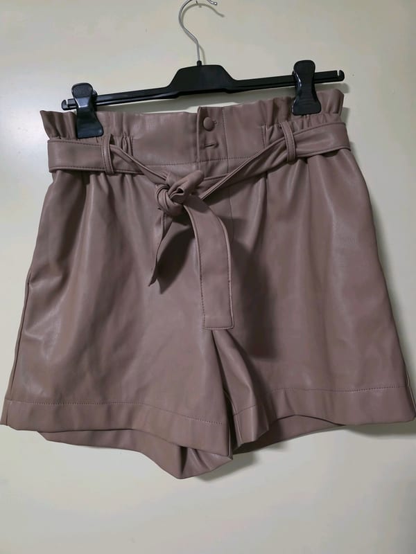 Damen Primark Shorts in Lederoptik – Größe 40 – Beige-Braun