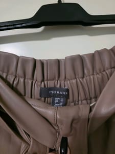 Damen Primark Shorts in Lederoptik – Größe 40 – Beige-Braun — Bild 2 von 2 anzeigen