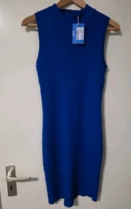 Damen Blaues ärmelloses Strick-Kleid mit Stehkragen – Größe M
