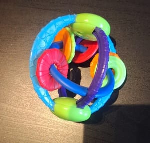 Buntes Baby-Spielzeugset – Greiflinge, Rasseln & Beißspielzeug — Bild 7 von 9 anzeigen