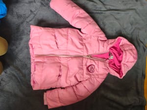 Rosa Winterjacke mit Kapuze für Mädchen – Größe 110