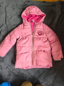 Rosa Winterjacke mit Kapuze für Mädchen – Größe 110