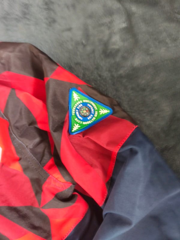Kinderjacke rot-schwarz geometrisch mit Kapuze und Fleecefutter – Größe 140 – Blau – Bild 2 von 7