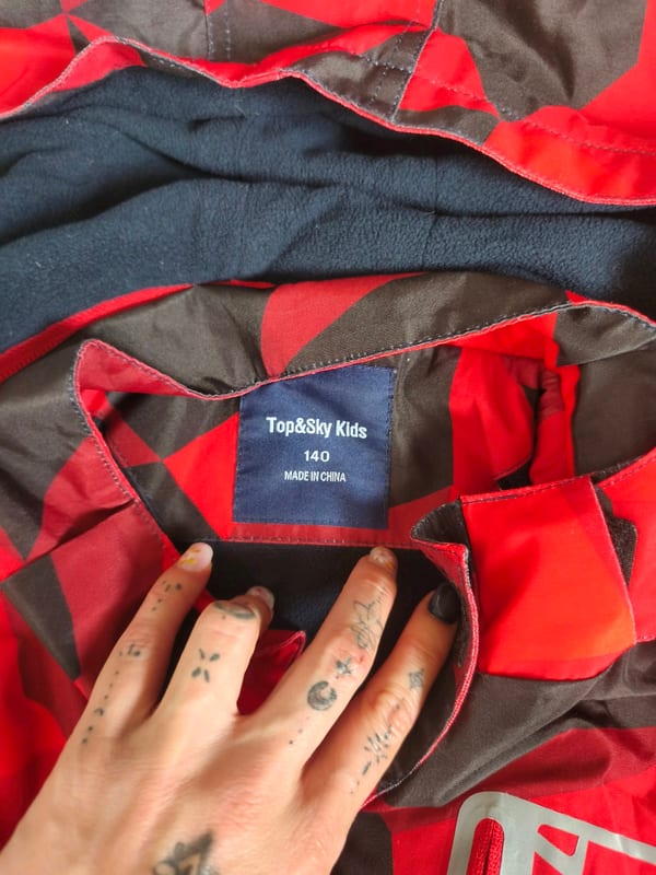 Kinderjacke rot-schwarz geometrisch mit Kapuze und Fleecefutter – Größe 140 – Blau – Bild 4 von 7