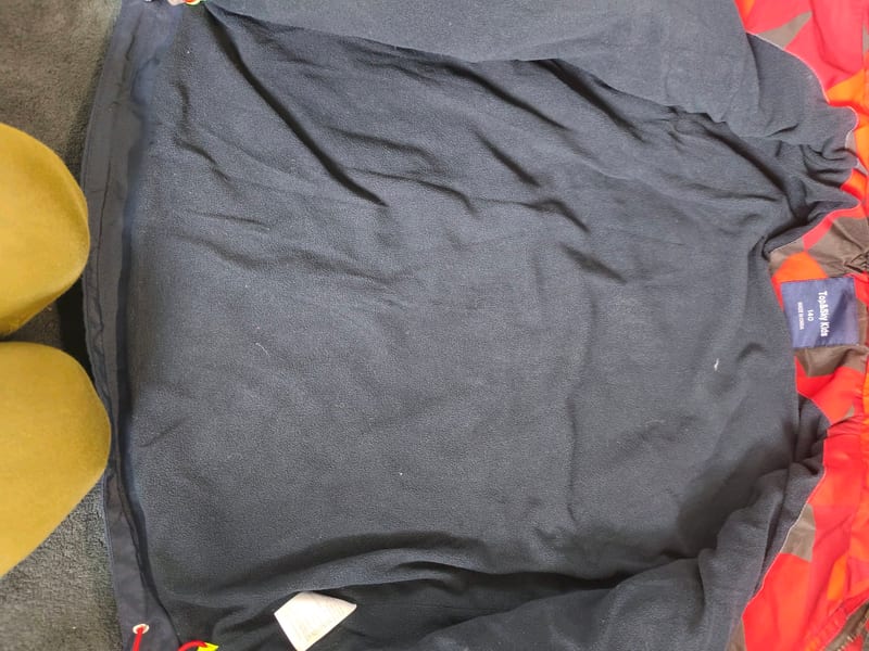 Kinderjacke rot-schwarz geometrisch mit Kapuze und Fleecefutter – Größe 140 – Blau – Bild 7 von 7