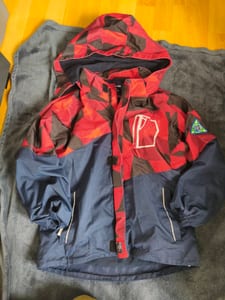 Kinderjacke rot-schwarz geometrisch mit Kapuze und Fleecefutter – Größe 140 – Blau