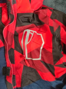 Kinderjacke rot-schwarz geometrisch mit Kapuze und Fleecefutter – Größe 140 – Blau — Bild 3 von 7 anzeigen