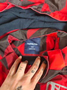 Kinderjacke rot-schwarz geometrisch mit Kapuze und Fleecefutter – Größe 140 – Blau — Bild 4 von 7 anzeigen