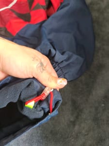Kinderjacke rot-schwarz geometrisch mit Kapuze und Fleecefutter – Größe 140 – Blau — Bild 5 von 7 anzeigen