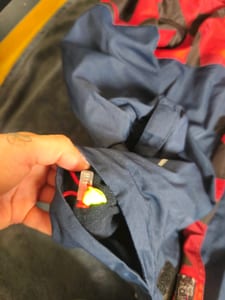 Kinderjacke rot-schwarz geometrisch mit Kapuze und Fleecefutter – Größe 140 – Blau — Bild 6 von 7 anzeigen