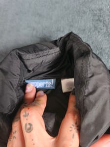Mädchen Gesteppte Jacke, schwarz, Stehkragen, Reißverschluss – Größe 128 — Bild 6 von 8 anzeigen