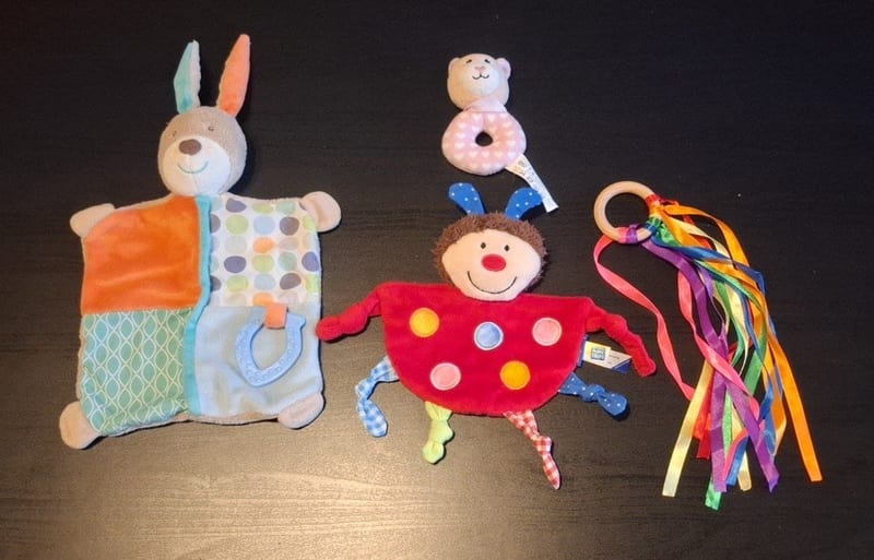 Buntes Baby-Spielzeugset - Schnuffeltücher, Rassel & Regenbogen-Greifling