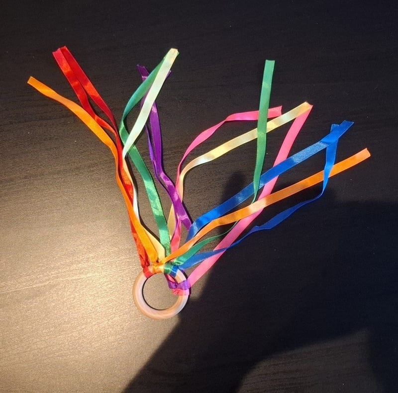 Buntes Baby-Spielzeugset - Schnuffeltücher, Rassel & Regenbogen-Greifling – Bild 2 von 8