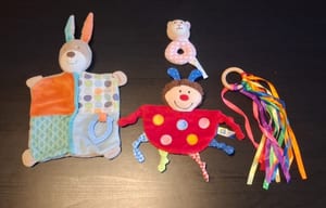 Buntes Baby-Spielzeugset - Schnuffeltücher, Rassel & Regenbogen-Greifling