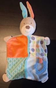 Buntes Baby-Spielzeugset - Schnuffeltücher, Rassel & Regenbogen-Greifling – Bild 7 von 8