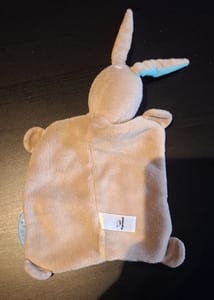 Buntes Baby-Spielzeugset - Schnuffeltücher, Rassel & Regenbogen-Greifling – Bild 8 von 8