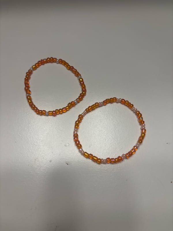 Damen Orange Perlenarmbänder mit weißen Perlen – 2er Set – Bild 2 von 2