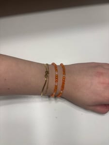 Damen Orange Perlenarmbänder mit weißen Perlen – 2er Set