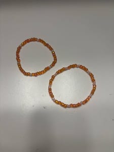 Damen Orange Perlenarmbänder mit weißen Perlen – 2er Set – Bild 2 von 2