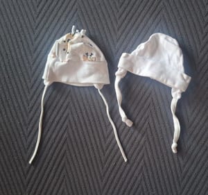 Mädchen 2er Set Newborn Mützen (Gr. 50 bis 56) – Weiß