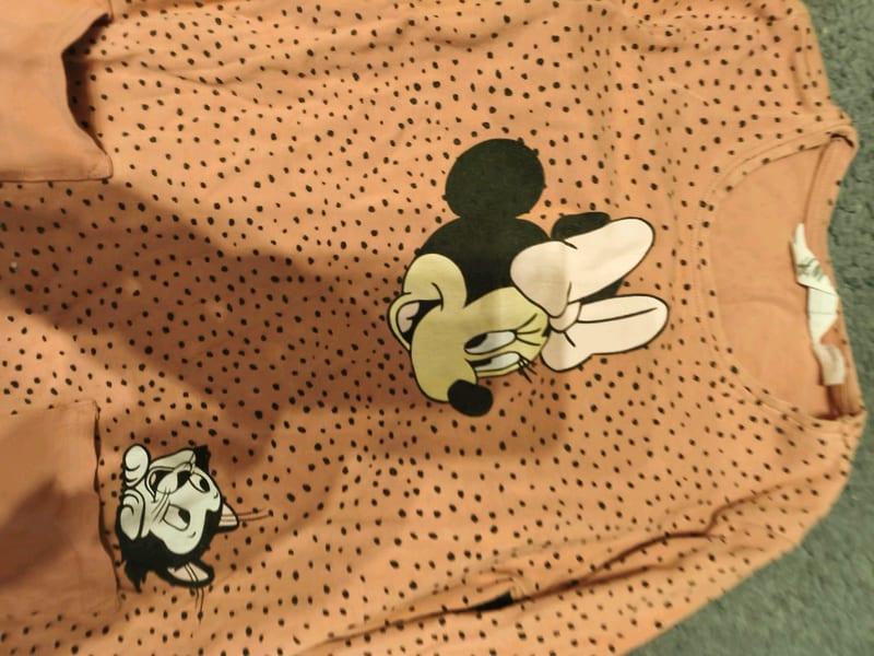 Langarmshirt mit Mickey-Motiv und Punkten – Kinder – Größe 110 – Lachsrosa – Bild 2 von 2