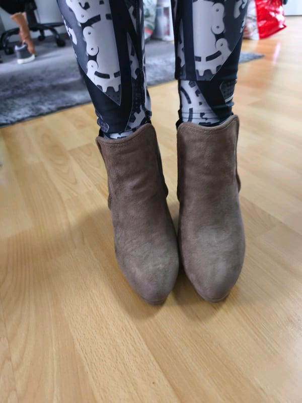 Damen Ankle Boots in Taupe mit Absatz – Wildleder-Optik – Größe 37 – Bild 2 von 6
