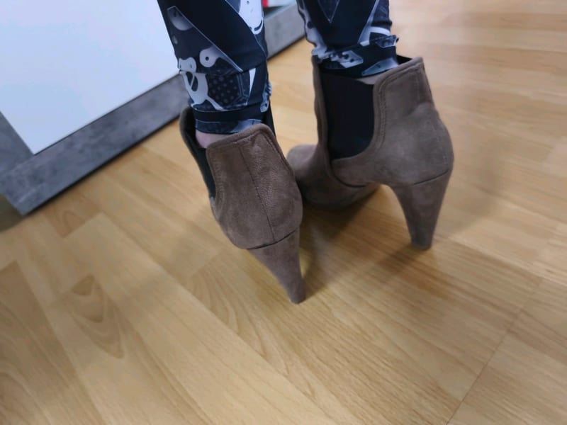 Damen Ankle Boots in Taupe mit Absatz – Wildleder-Optik – Größe 37 – Bild 4 von 6