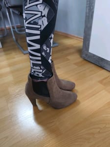 Damen Ankle Boots in Taupe mit Absatz – Wildleder-Optik – Größe 37