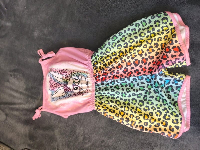 Mädchen Sommerkleid mit Leoparden-Regenbogenmuster – Größe 128 – Rosa