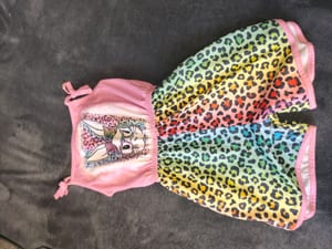 Mädchen Sommerkleid mit Leoparden-Regenbogenmuster – Größe 128 – Rosa