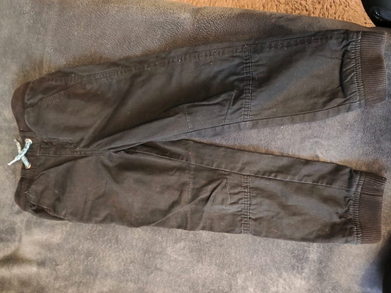 Jungen Dunkle Jogginghose mit Bündchen und Kordelzug – Größe 116 – Schwarz