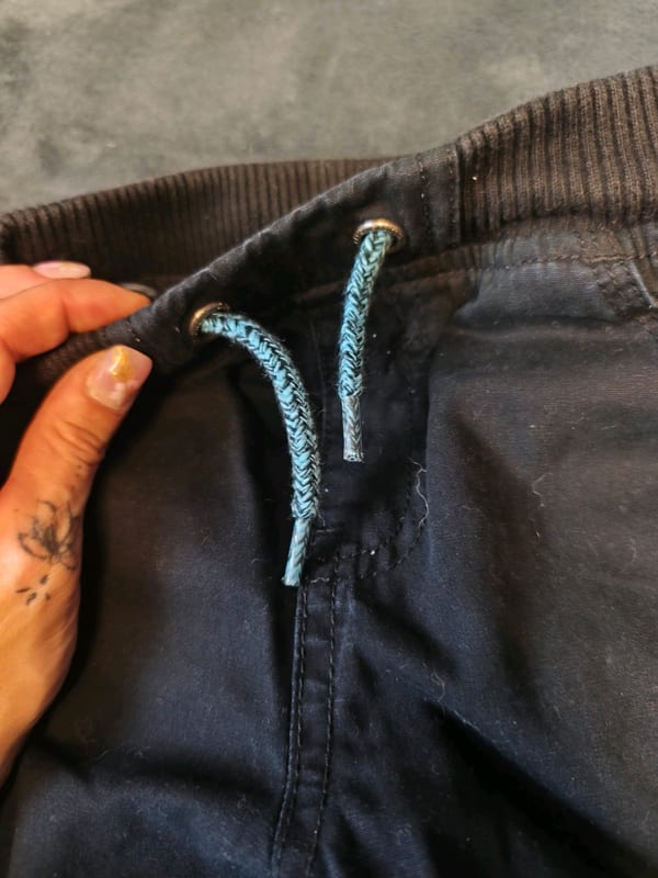Jungen Dunkle Jogginghose mit Bündchen und Kordelzug – Größe 116 – Schwarz – Bild 2 von 4