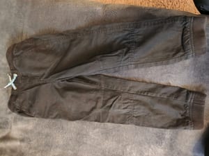 Jungen Dunkle Jogginghose mit Bündchen und Kordelzug – Größe 116 – Schwarz