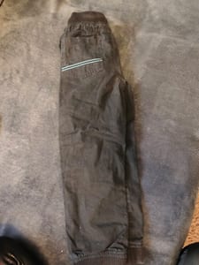 Jungen Dunkle Jogginghose mit Bündchen und Kordelzug – Größe 116 – Schwarz – Bild 4 von 4