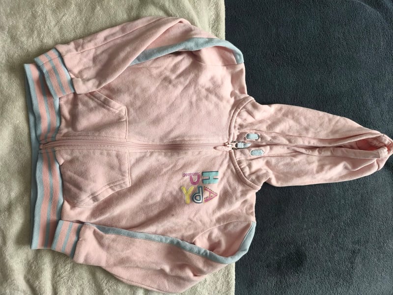 Mädchen Rosa Kapuzenjacke mit Reißverschluss und hellblauen Bündchen – Größe 116