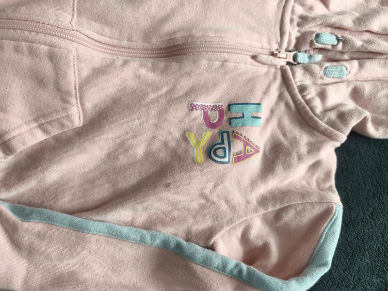 Mädchen Rosa Kapuzenjacke mit Reißverschluss und hellblauen Bündchen – Größe 116 – Bild 2 von 5