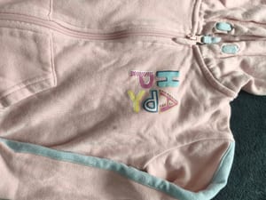 Mädchen Rosa Kapuzenjacke mit Reißverschluss und hellblauen Bündchen – Größe 116 – Bild 2 von 5