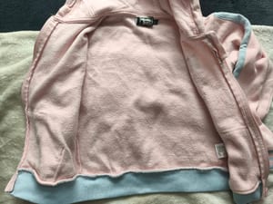 Mädchen Rosa Kapuzenjacke mit Reißverschluss und hellblauen Bündchen – Größe 116 – Bild 4 von 5
