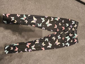 Mädchen Leggings mit Schmetterlingsmuster in Pastellfarben – Größe 110 – Schwarz