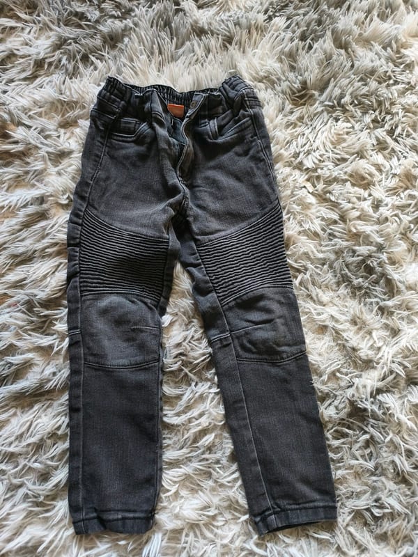 Graue Biker-Jeans für Kinder mit Knieverstärkung – Größe 104