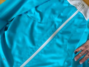 Jungen Sportjacke Reißverschluss türkis-weiß – Größe 134 – Bild 3 von 4
