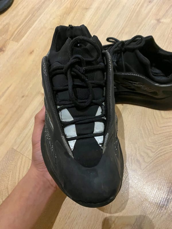 Herren Yeezys 700 v3 Gröse 41 Schwarz – Bild 4 von 4