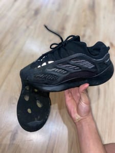 Herren Yeezys 700 v3 Gröse 41 Schwarz – Bild 3 von 4
