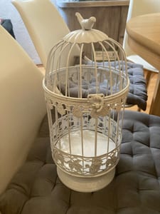 Dekorativer weißer Vogelkäfig mit Vogel auf dem Dach – Bild 3 von 3
