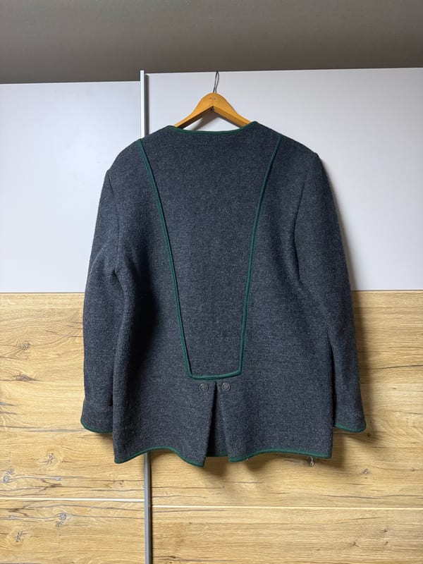 Damen Trachtenjacke aus Walkloden, dunkelgrau mit grünen Paspeln – Bild 2 von 8