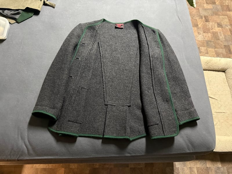 Damen Trachtenjacke aus Walkloden, dunkelgrau mit grünen Paspeln – Bild 6 von 8