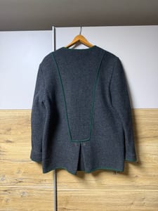 Damen Trachtenjacke aus Walkloden, dunkelgrau mit grünen Paspeln – Bild 2 von 8