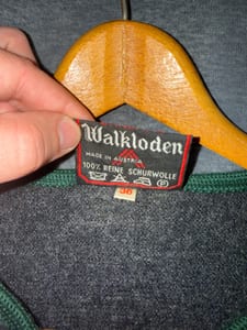 Damen Trachtenjacke aus Walkloden, dunkelgrau mit grünen Paspeln – Bild 4 von 8